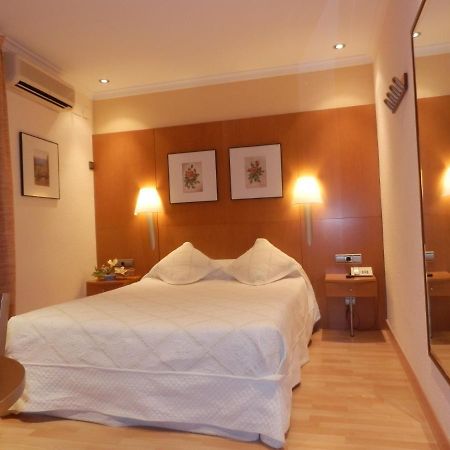 Hotel Restaurante Salvadora Villena Esterno foto
